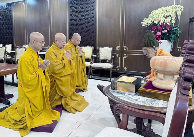 Chư tôn đức Ban Kiến đàn đảnh lễ Trưởng lão Hòa thượng Thích Đức Nghiệp - Ảnh: CTV Chư tôn đức Ban Kiến đàn đảnh lễ Trưởng lão Hòa thượng Thích Đức Nghiệp - Ảnh: CTV