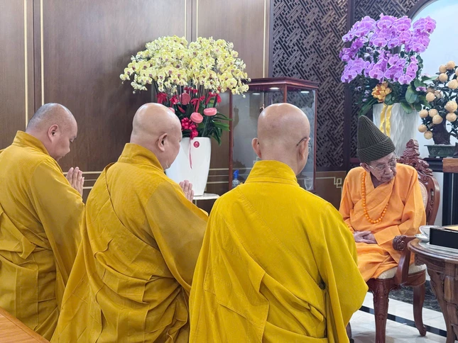Chư tôn đức tác bạch cung thỉnh Trưởng lão Hòa thượng Thích Đức Nghiệp quang lâm chứng minh Đại giới đàn Thanh Kiểm - Ảnh: CTV Chư tôn đức tác bạch cung thỉnh Trưởng lão Hòa thượng Thích Đức Nghiệp quang lâm chứng minh Đại giới đàn Thanh Kiểm - Ảnh: CTV