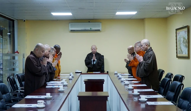 Buổi họp của chư tôn đức tại phòng họp Việt Nam Quốc Tự Buổi họp của chư tôn đức tại phòng họp Việt Nam Quốc Tự