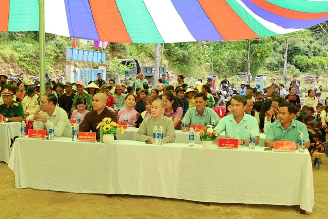Đại biểu và học sinh tham dự chương trình Đại biểu và học sinh tham dự chương trình