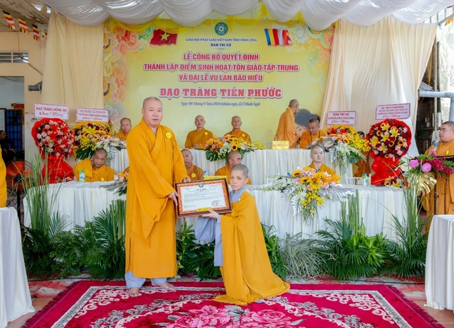 Thượng tọa Thích Tâm Khiết trao quyết định thành lập đến Sư cô Thích nữ Huệ Ánh Thượng tọa Thích Tâm Khiết trao quyết định thành lập đến Sư cô Thích nữ Huệ Ánh