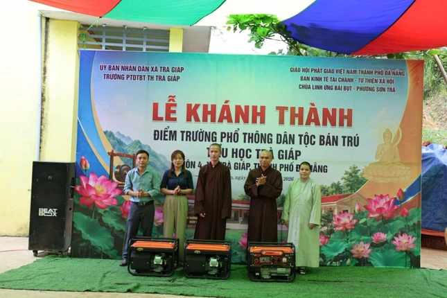 Ban Tổ chức trao tặng nhà trường một máy phát điện phục vụ sinh hoạt và công tác giảng dạy Ban Tổ chức trao tặng nhà trường một máy phát điện phục vụ sinh hoạt và công tác giảng dạy
