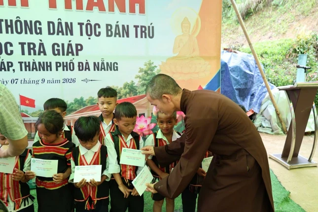 Trao quà đến các em học sinh Trao quà đến các em học sinh