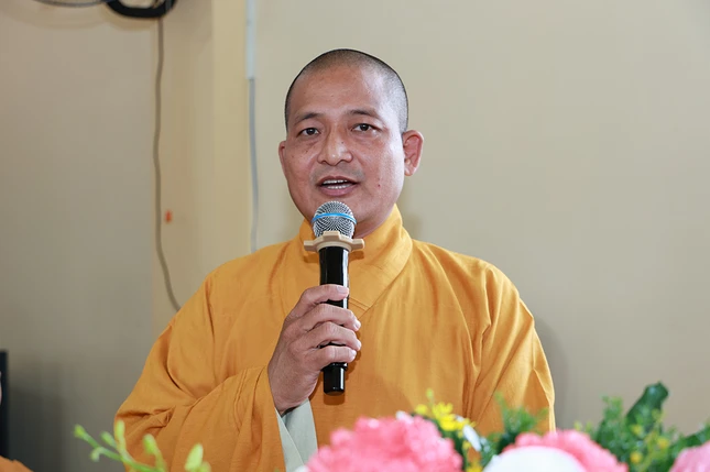 Thượng tọa Thích Lệ Duyên thông qua Giấy chứng nhận đăng ký sinh hoạt tôn giáo tập trung của Điểm sinh hoạt tôn giáo tập trung Thiên Minh theo Quyết định số 1081/GCN-UBND