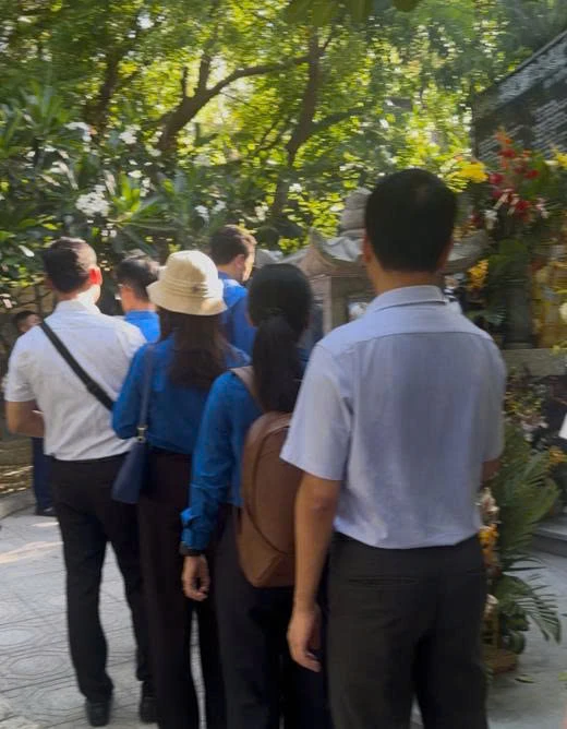 Đoàn công tác số 14/2026 xếp hàng dâng hương cầu bình an, tri ân người lính ngã xuống vì biển đảo Đoàn công tác số 14/2026 xếp hàng dâng hương cầu bình an, tri ân người lính ngã xuống vì biển đảo