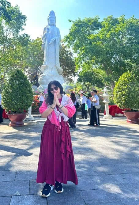 Tác giả - Nhà văn - Biên kịch Huỳnh Mẫn Chi thuộc đoàn Liên hiệp các Hội Văn học Nghệ thuật TP.HCM trước khuôn viên chùa Linh Nguyên - Cam Ranh Tác giả - Nhà văn - Biên kịch Huỳnh Mẫn Chi thuộc đoàn Liên hiệp các Hội Văn học Nghệ thuật TP.HCM trước khuôn viên chùa Linh Nguyên - Cam Ranh