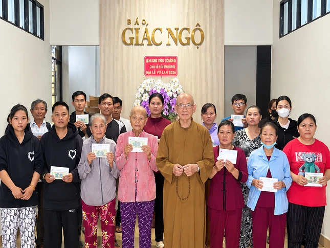 Hòa thượng Thích Tâm Viên trao tiền hỗ trợ của bạn đọc đến bệnh nhân nghèo Ảnh: Ban TTXH BGN Hòa thượng Thích Tâm Viên trao tiền hỗ trợ của bạn đọc đến bệnh nhân nghèo Ảnh: Ban TTXH BGN