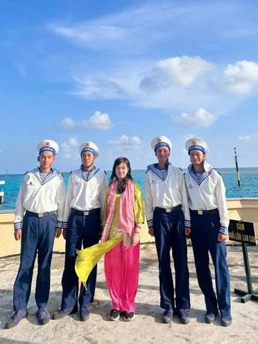Nhà văn - Biên kịch Huỳnh Mẫn Chi chụp ảnh cùng chiến sĩ hải quân trên đảo Đá Lớn