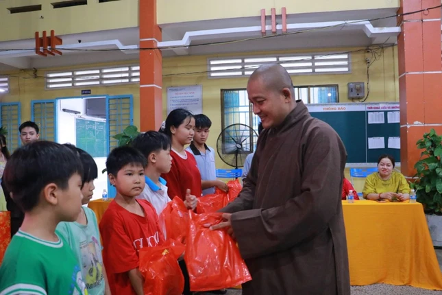 Thượng tọa Thích Lệ Duyên trao quà cho học sinh Thượng tọa Thích Lệ Duyên trao quà cho học sinh