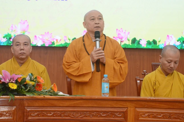 Thượng tọa Thích Lệ Thọ, đại diện Ban Giám hiệu phát biểu tại lễ khai giảng Thượng tọa Thích Lệ Thọ, đại diện Ban Giám hiệu phát biểu tại lễ khai giảng