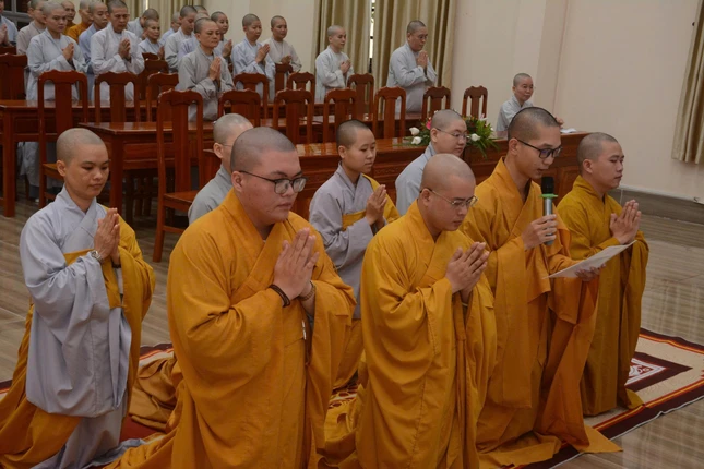 Đại diện Tăng Ni sinh phát biểu Đại diện Tăng Ni sinh phát biểu