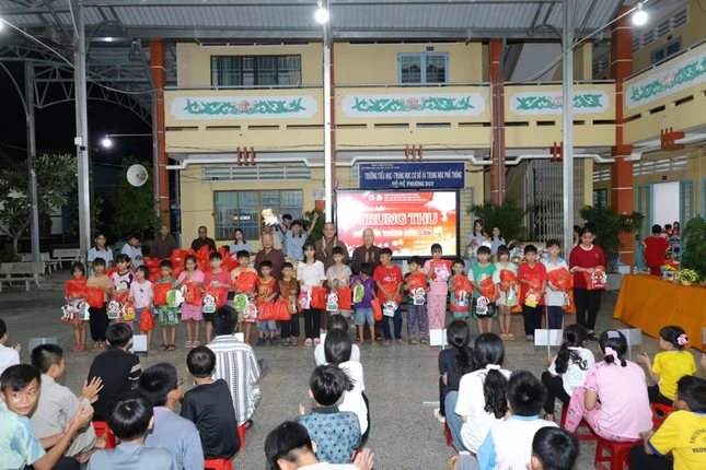 Trao quà cho học sinh Trường Trung học Cơ sở - Trung học Bồ Đề Phương Duy Trao quà cho học sinh Trường Trung học Cơ sở - Trung học Bồ Đề Phương Duy