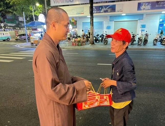 Trao quà trung thu đến những hoàn cảnh khó khăn trên đường phố Trao quà trung thu đến những hoàn cảnh khó khăn trên đường phố