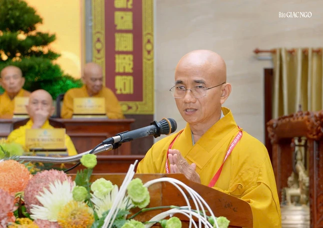 Thượng tọa Thích Thiện Quý báo cáo công tác tổ chức Đại giới đàn Thanh Kiểm