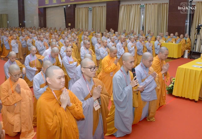 Giới tử Thích Chúc Hỷ, đại diện toàn thể giới tử phát nguyện chí thành cần cầu giới pháp