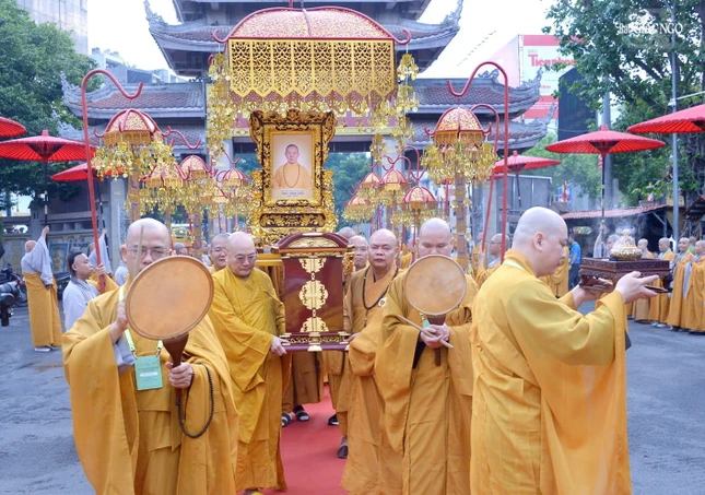 Ban Kiến đàn cung thỉnh giới bổn và di ảnh Trưởng lão Hòa thượng Thích Thanh Kiểm từ Việt Nam Quốc Tự về lại chùa Vĩnh Nghiêm