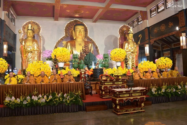 Lễ truyền giới Bồ-tát cử hành tại chánh điện chùa Vĩnh Nghiêm