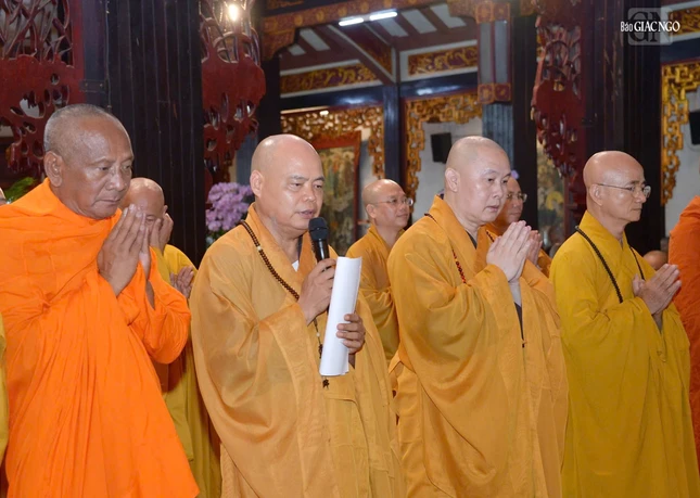 Thượng tọa Thích Thanh Phong cùng chư tôn đức Ban Kiến đàn cảm tạ
