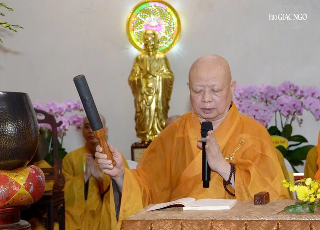 Hòa thượng Thích Lệ Trang duy-na Lễ truyền Bồ-tát giới