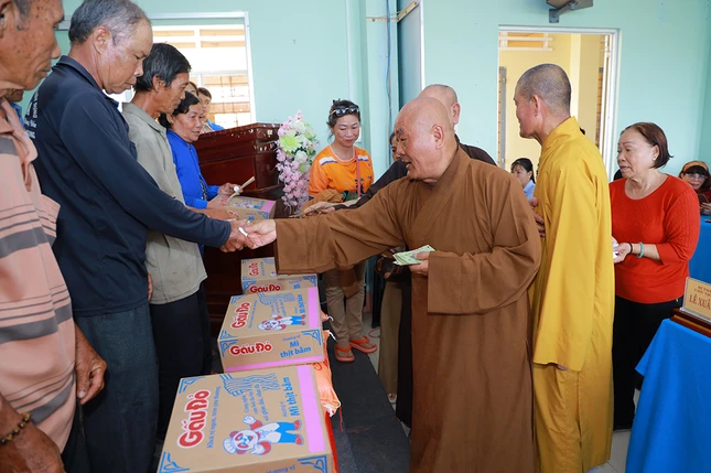 Hòa thượng Thích Chơn Tịnh tặng 100 phần quà đến bà con nghèo tại xã Tân Thạnh Hòa thượng Thích Chơn Tịnh tặng 100 phần quà đến bà con nghèo tại xã Tân Thạnh