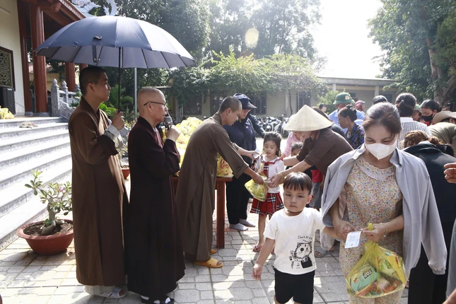 Hòa thượng Thích Chơn Nguyên và đoàn trao quà trung thu cho học sinh tiểu học Hòa thượng Thích Chơn Nguyên và đoàn trao quà trung thu cho học sinh tiểu học
