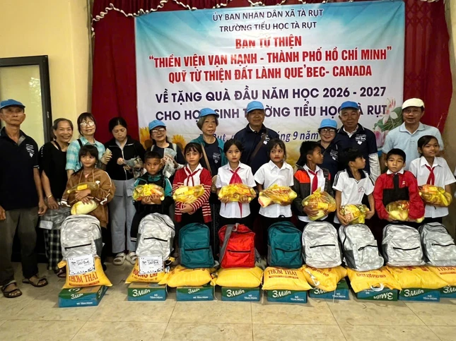 Đoàn trao quà cho học sinh Trường Tà Rụt Đoàn trao quà cho học sinh Trường Tà Rụt