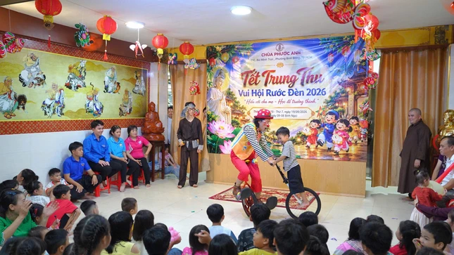 Tiết mục xiếc thu hút các em tham gia Tiết mục xiếc thu hút các em tham gia