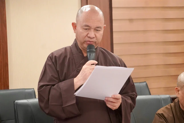 Thượng tọa Thích Đức Thiện nêu đề án nhân sự dự kiến Hội đồng Trị sự