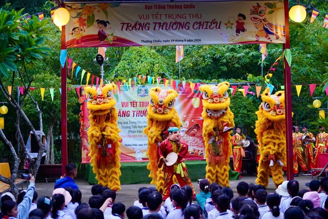 Các em thưởng thức tiết mục múa lân Các em thưởng thức tiết mục múa lân