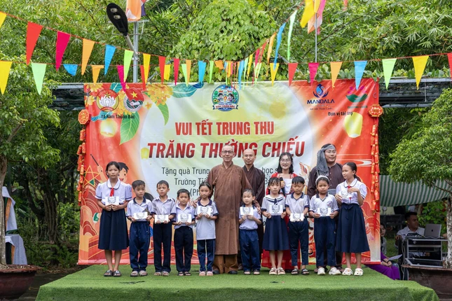 Ban Tổ chức trao quà cho học sinh Ban Tổ chức trao quà cho học sinh