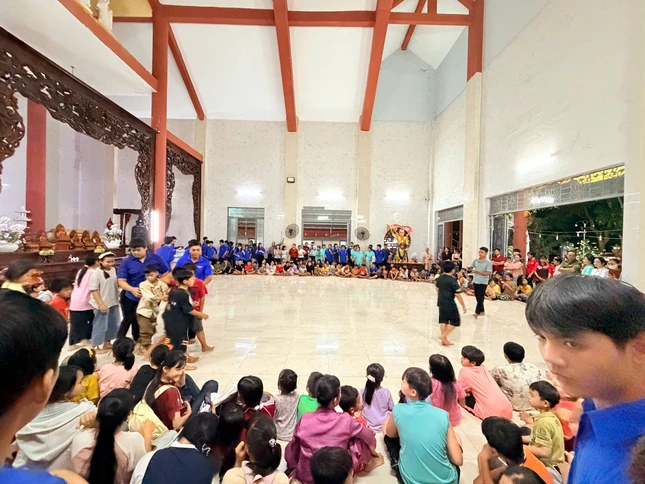 Các em thiếu nhi về chùa vui Tết Trung thu Các em thiếu nhi về chùa vui Tết Trung thu