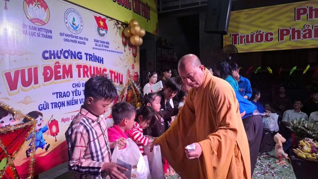 Thượng tọa Thích Mật Tịnh trao quà đến các em thiếu nhi Thượng tọa Thích Mật Tịnh trao quà đến các em thiếu nhi
