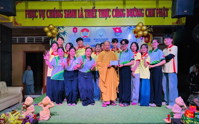 Trung thu là dịp sum vầy của thiếu nhi trong mái chùa thân yêu Trung thu là dịp sum vầy của thiếu nhi trong mái chùa thân yêu