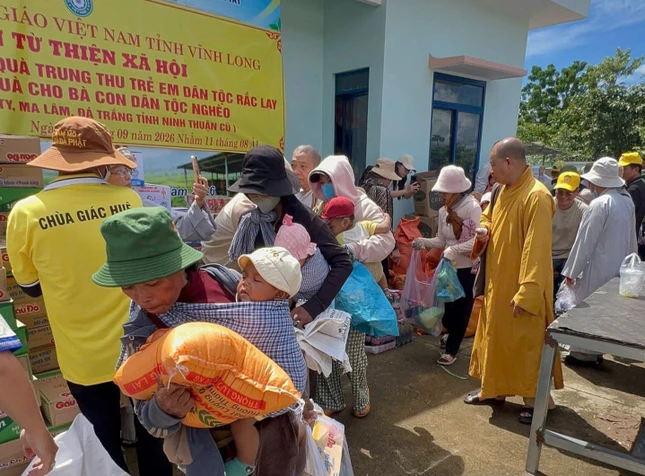 Thượng tọa Thích Mật Tịnh trao quà đến các hộ nghèo Thượng tọa Thích Mật Tịnh trao quà đến các hộ nghèo