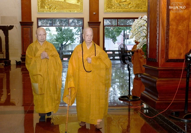 Đức Pháp chủ quang lâm chánh điện Việt Nam Quốc Tự