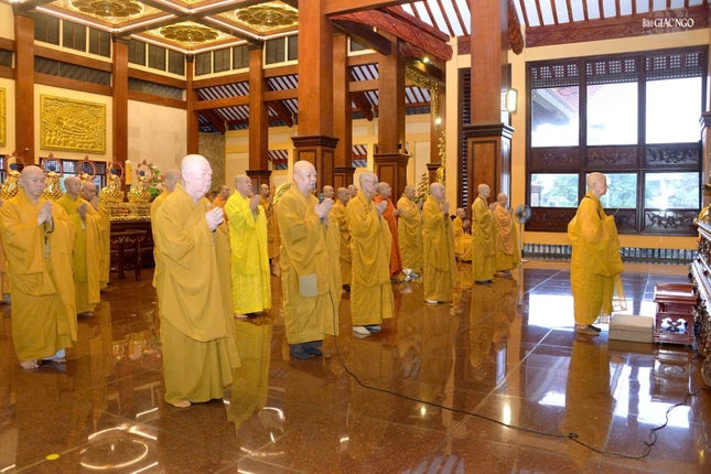 Đức Pháp chủ niêm hương Tam bảo