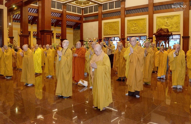 Bố-tát là nghi thức đặc thù của Tăng đoàn do Đức Phật chế định nhằm nuôi lớn các pháp lành