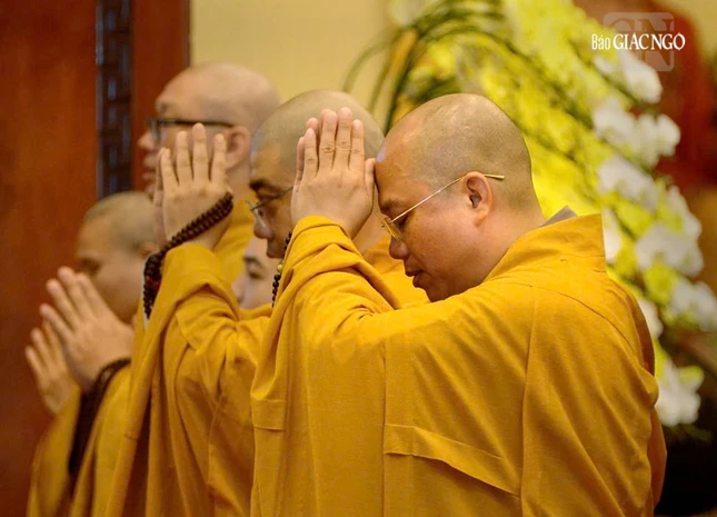 Thành kính đảnh lễ Tam bảo