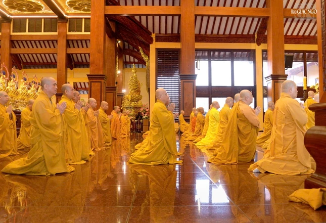 Chư Tăng GHPGVN TP.HCM, các ban chuyên môn, đại diện Phật giáo liên phường thực hiện Bố-tát định kỳ theo truyền thống
