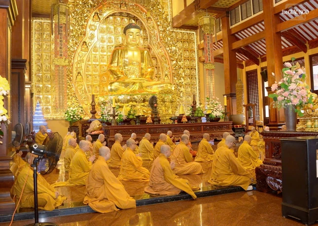 Chư Tăng thính giới chung