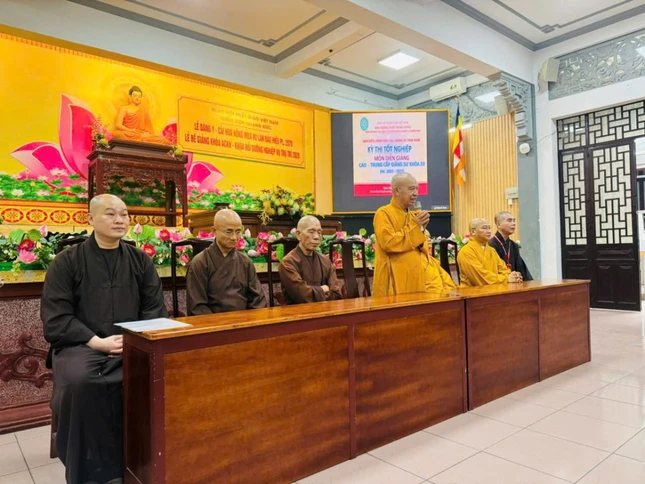 Hòa thượng Thích Nhựt Hỷ sách tấn Tăng Ni giảng sinh trước buổi thi