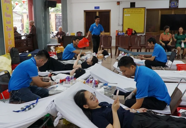 Các bạn trẻ tham gia hiến máu nhân đạo tại thiền viện Quảng Đức