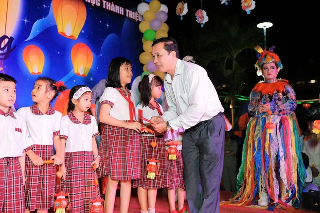 Đại diện chính quyền địa phương trao quà trung thu cho học sinh tại chương trình Đại diện chính quyền địa phương trao quà trung thu cho học sinh tại chương trình