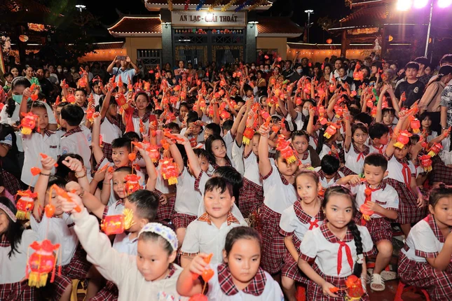 Các em học sinh và thiếu nhi xã Tiên Thủy vui Tết Trung thu Các em học sinh và thiếu nhi xã Tiên Thủy vui Tết Trung thu