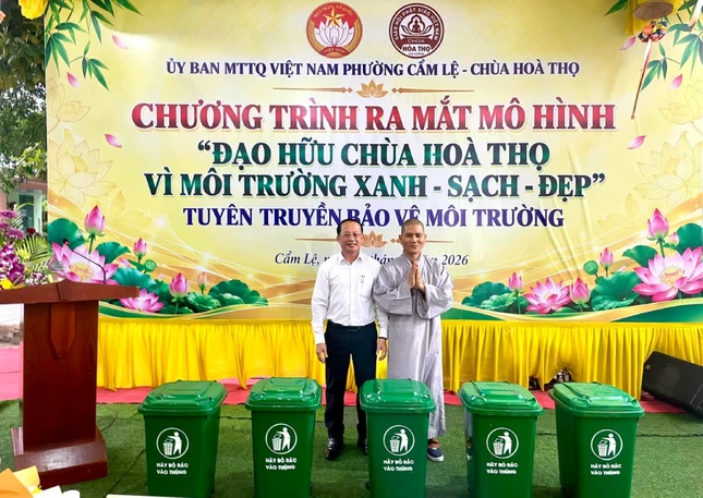 Ban Tổ chức trao tặng thùng đựng rác cho Ban Chủ nhiệm mô hình Ban Tổ chức trao tặng thùng đựng rác cho Ban Chủ nhiệm mô hình