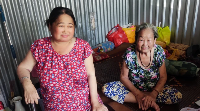 Chị Đỗ Yên Bình (48 tuổi) và mẹ già 82 tuổi