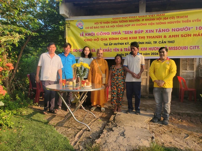 Bàn giao nhà đến gia đình anh Sơn Hải và chị Kim Thị Thanh, xã Vĩnh Hải, TP.Cần Thơ - Ảnh: T.N