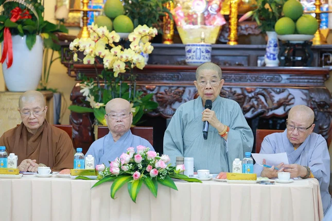 Ni trưởng Thích nữ Nhật Khương chủ trì buổi họp