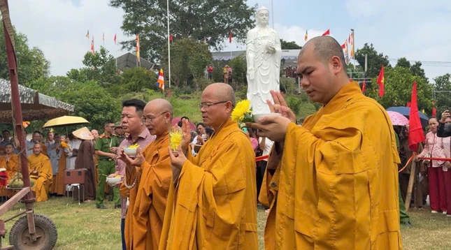 Chư tôn đức cử hành sái tịnh trước lúc rót đồng Chư tôn đức cử hành sái tịnh trước lúc rót đồng
