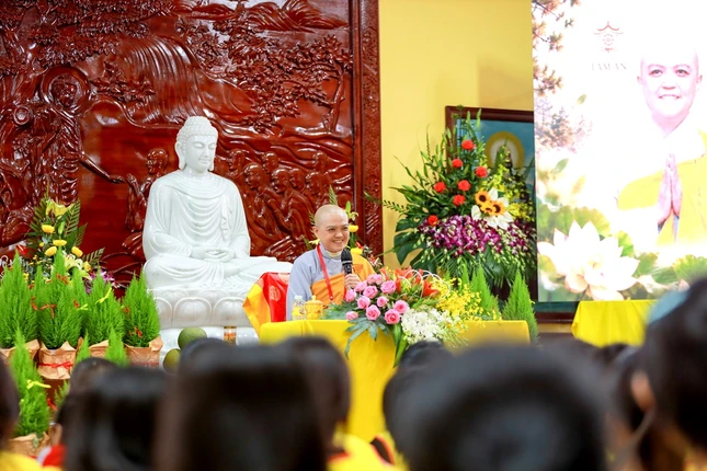 Ni sư Thích nữ Hương Nhũ chia sẻ pháp thoại về phương pháp tu tập Thiền - Mật - Tịnh
